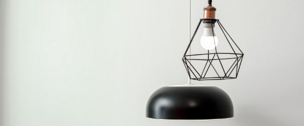 Stylowe lampy do pokoju: Podkreśl charakter swojego wnętrza